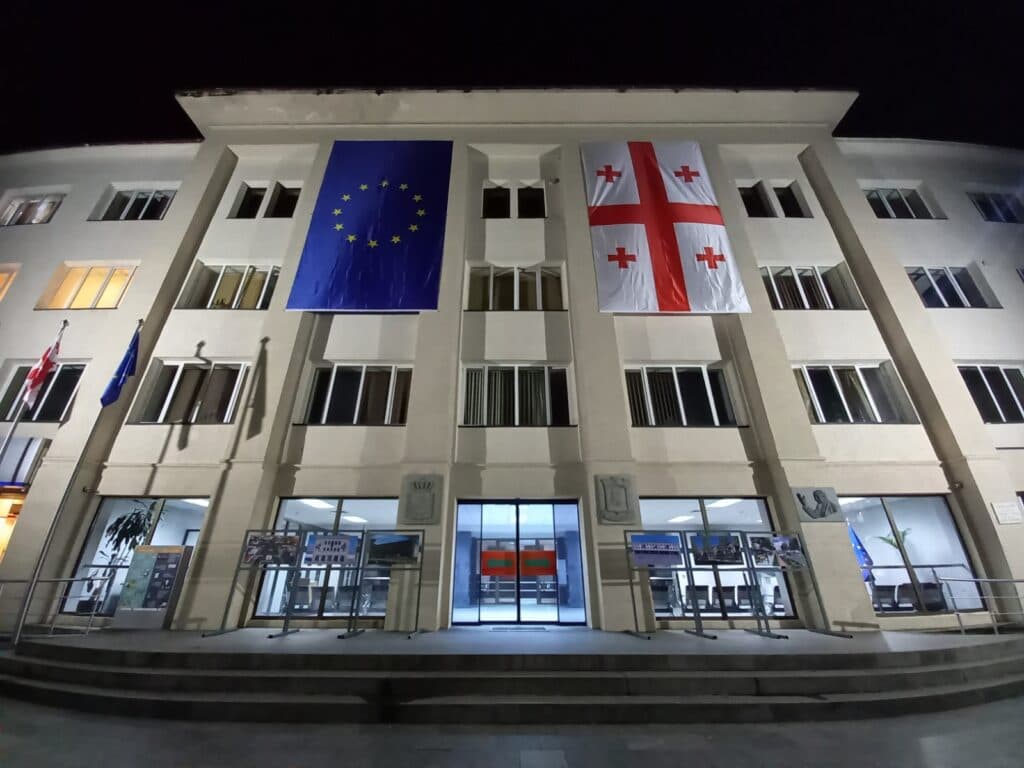 სამეგრელოში საქართველოსა და ევროკავშირის დროშები გამოფინეს - image 2