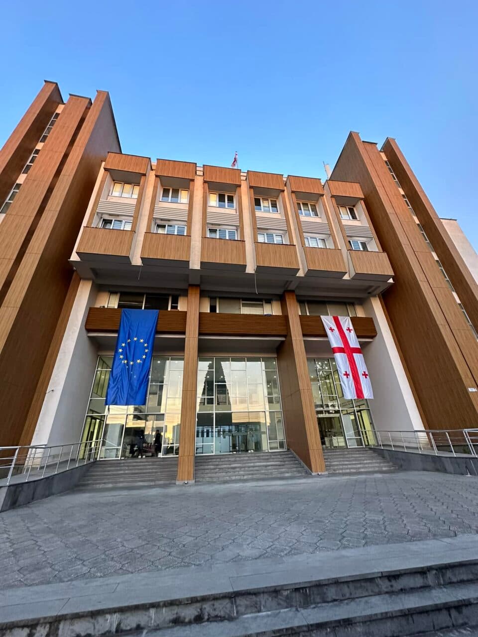 სამეგრელოში საქართველოსა და ევროკავშირის დროშები გამოფინეს