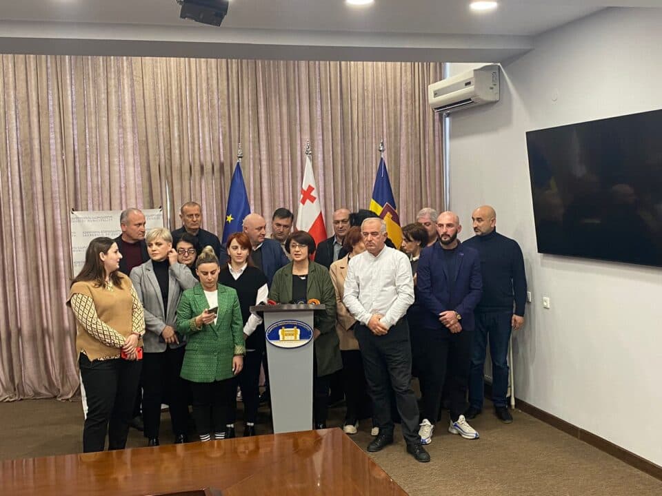 ზუგდიდში ენმ 17-მა ადგილობრივმა ლიდერმა დატოვა