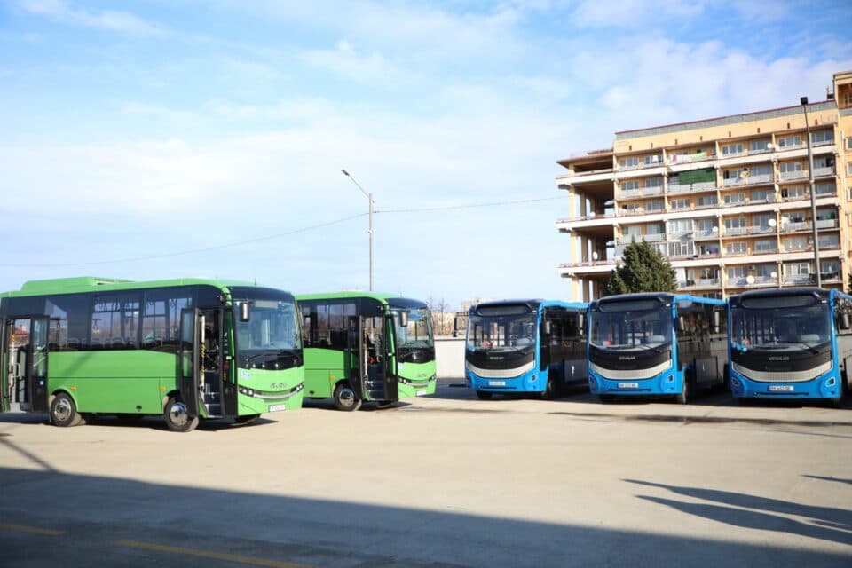 ფოთს ორი ახალი ავტობუსი ჰყავს, მძღოლებს კი ხელფასი 30 პროცენტით ეზრდებათ