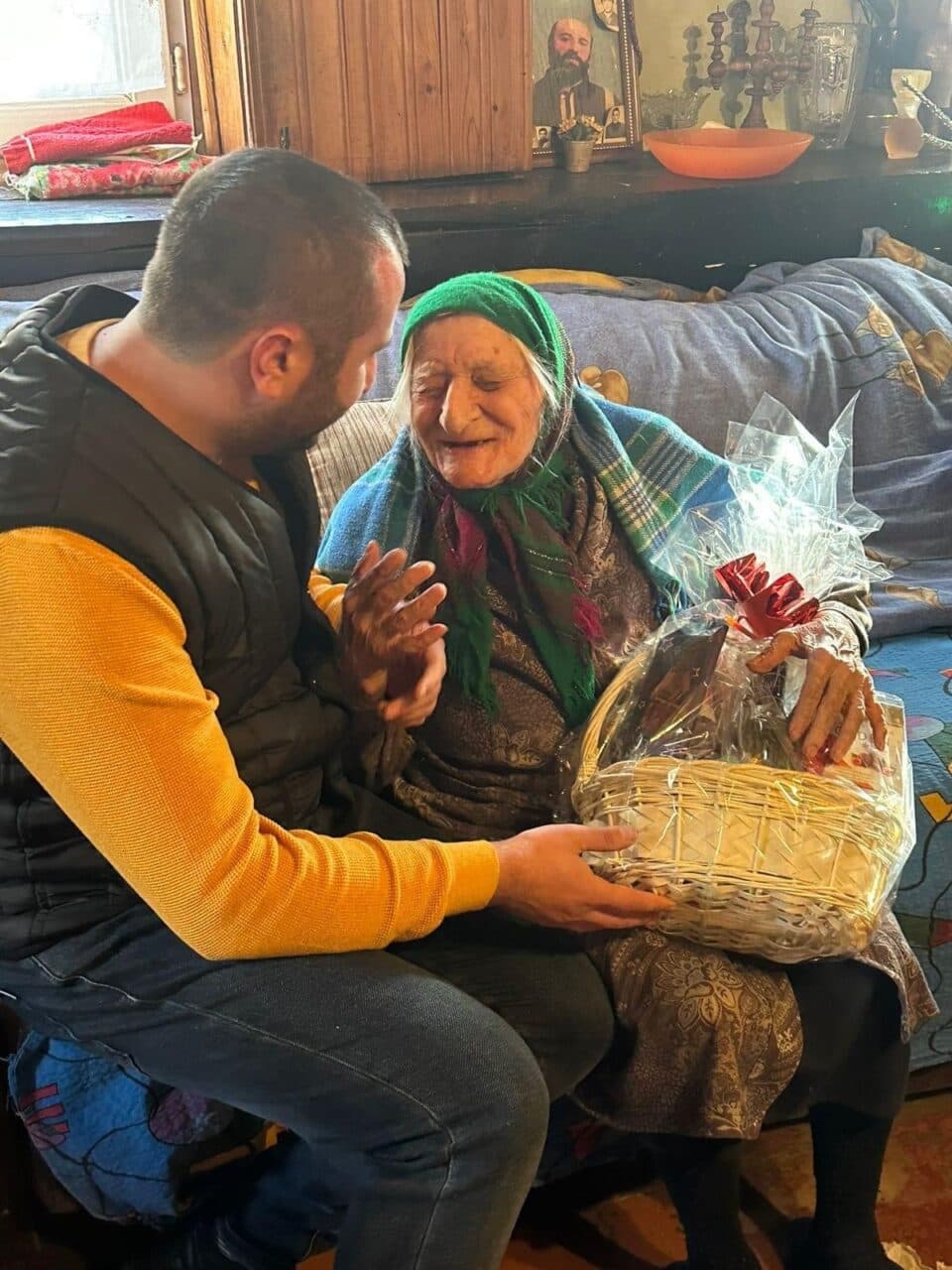 მესტიაში სხვადასხვა კატეგორიის სოციალურად დაუცველებს საჩუქრები გადასცეს
