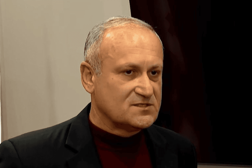 თემურ ბასილაია საკრებულოდან თანამშრომლების გაშვებას ნიკა მელიას სიმპატიებს უკავშირებს