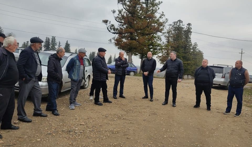 ჩხოროწყუს მუნიციპალიტეტის მერი დათო გოგუა პროექტ „ერთი დღე სოფლად“ ფარგლებში, მოსახლეობასთან შეხვედრებს მართავს