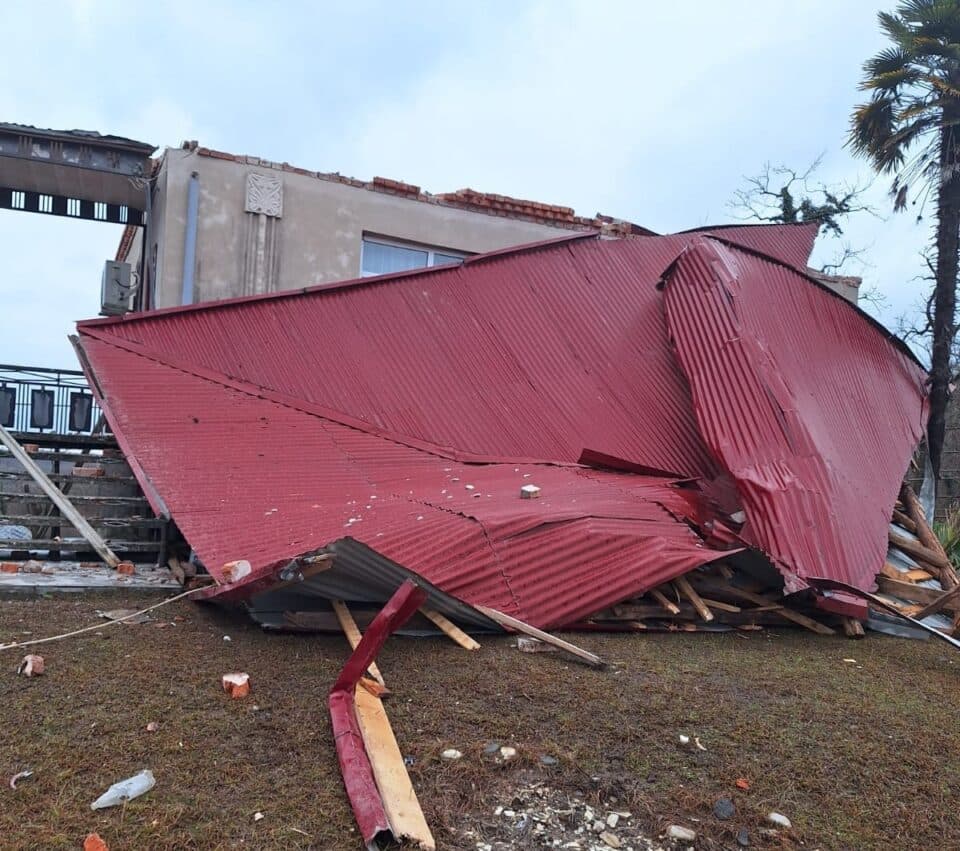 ჩხოროწყუში ქარმა 60-მდე სახლი დააზიანა