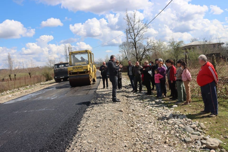 სოფელ ქვედა ჩხოროწყუში ერთი კილომეტრის მანძილზე  ასფალტირებული გზის დაგება მიმდინარეობს