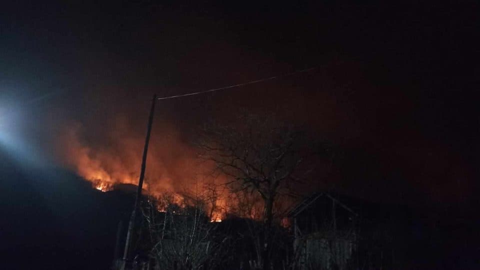 წალენჯიხაში ხანძარია – ცეცხლი ეკალ ბარდებს უკიდია