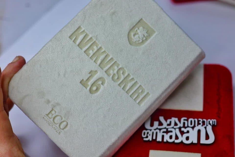 საქართველოს ნაკრების გამარჯვების აღსანიშნავად ზუგდიდში პასპორტის ორიგინალური შალითი შექმნეს [ფოტო]