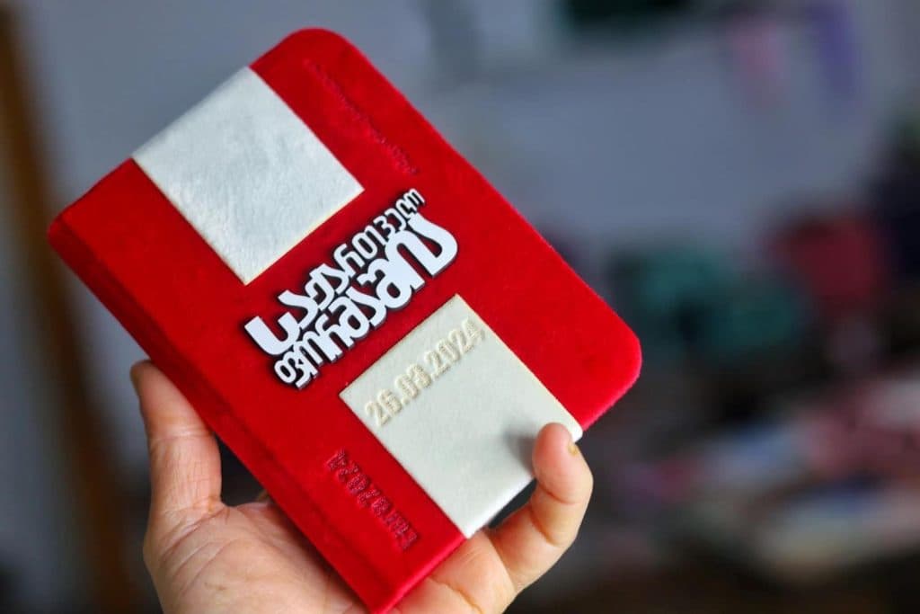 საქართველოს ნაკრების გამარჯვების აღსანიშნავად ზუგდიდში პასპორტის ორიგინალური შალითი შექმნეს [ფოტო] - image 2