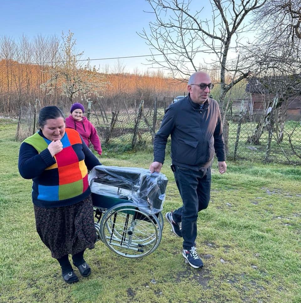 ლიაში მცხოვრებ ხერგიანებს ეტლი გადასცეს