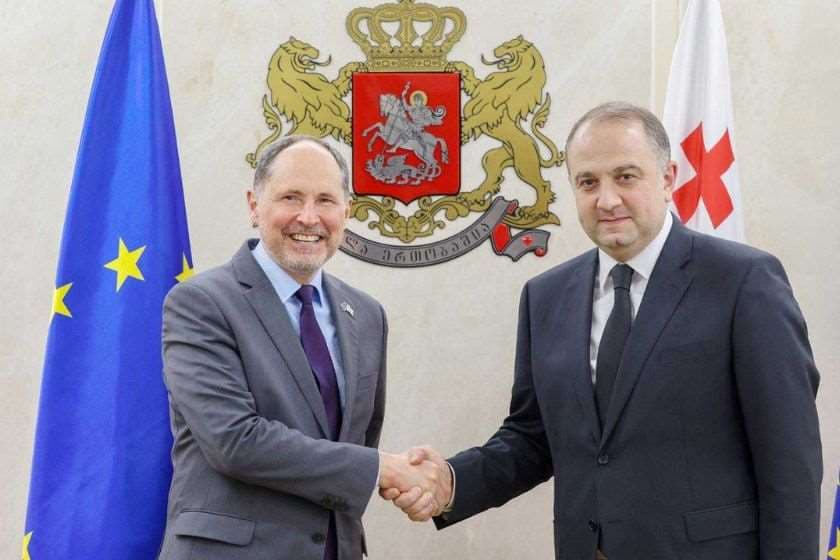 თავდაცვის მინისტრი ევროკავშირის ელჩს შეხვდა