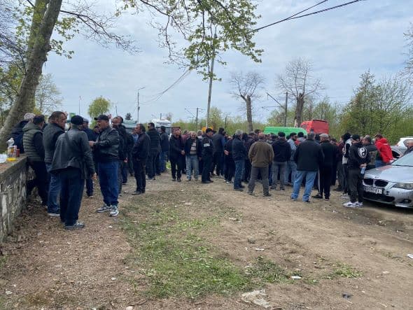 ფოთში ტრაილერის მძღოლები უცხო ქვეყნის წარმომადგენლების მიერ დარეგისტრირებული სატრანსპორტო ლოჯისტიკური კომპანიების გაუქმებას ითხოვენ