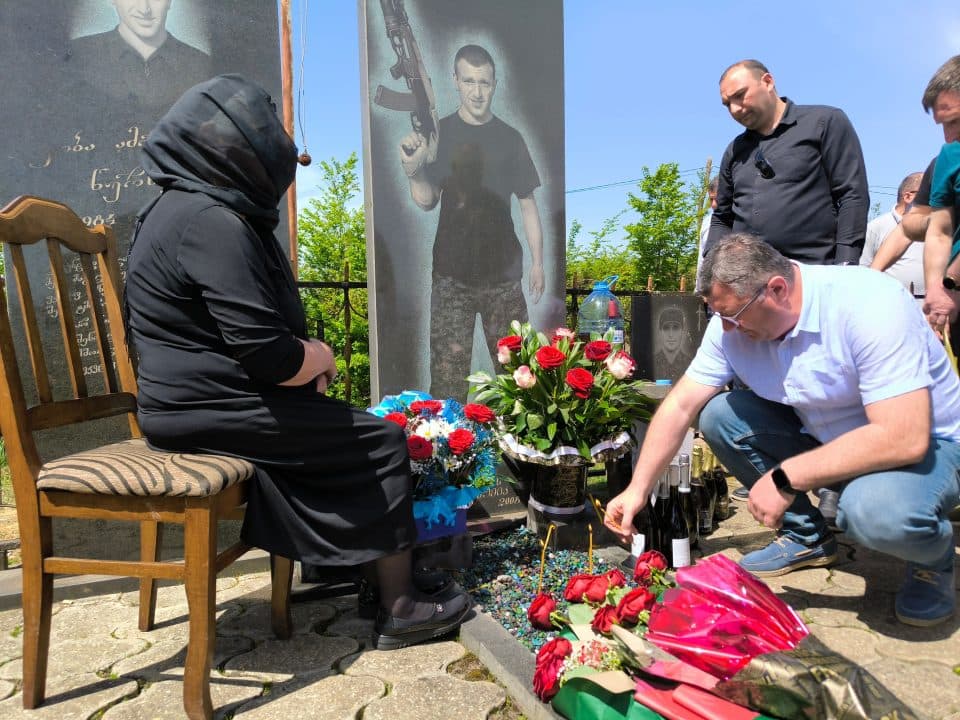 აგვისტოს ომში დაღუპული ჩხოროწყუელი კობა წურწუმია დღეს 40 წლის გახდებოდა