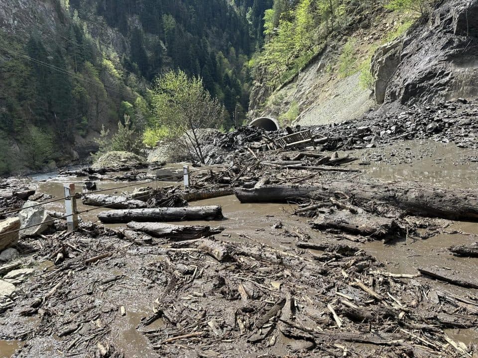 სვანეთში მეწყერი ჩამოწვა ცენტრალური გზა ჩაკეტილია