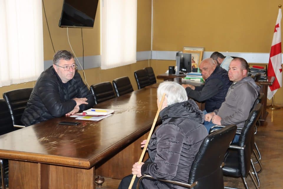 ჩხოროწყუს მუნიციპალიტეტის მერმა დათო გოგუამ მოქალაქეებთან მორიგი შეხვედრა გამართა