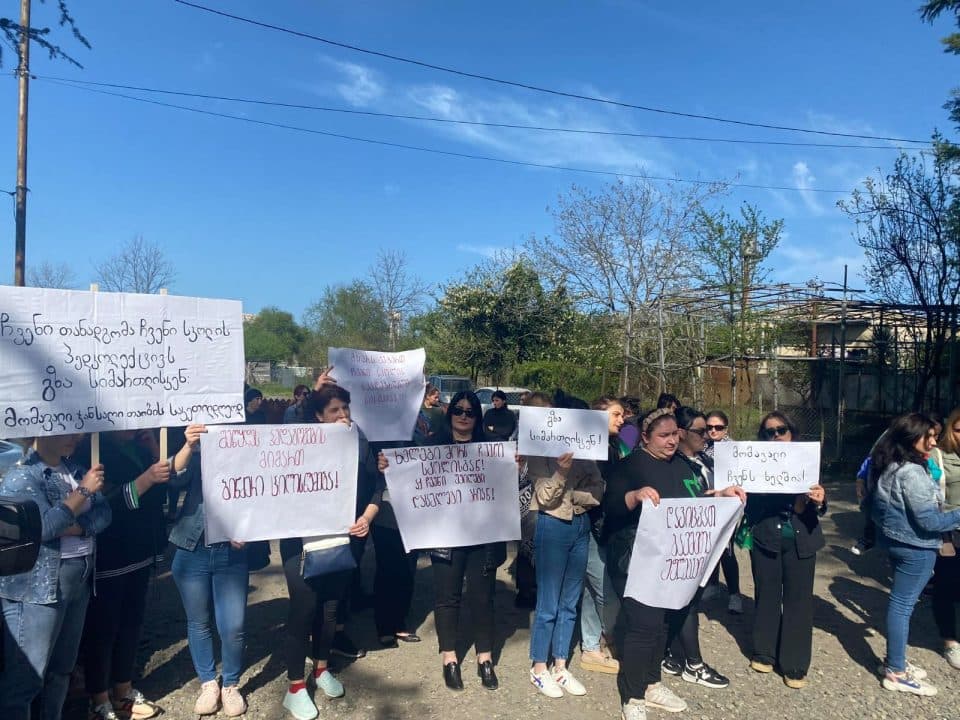 ზუგდიდში აფხაზეთის მე-11 საჯაროს სკოლის დირექტორის მხარდამჭერი აქცია გაიმართა