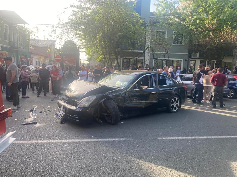 Ზუგდიდში ავარია მოხდა – დაზიანდა სამი ავტომობილი