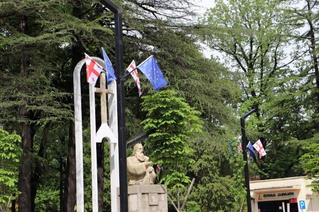 ევროკავშირის დღესთან დაკავშირებით სამეგრელო-ზემო სვანეთის მუნიციპალიტეტები საქართველოს და ევროპის დროშებით მოირთო - image 16