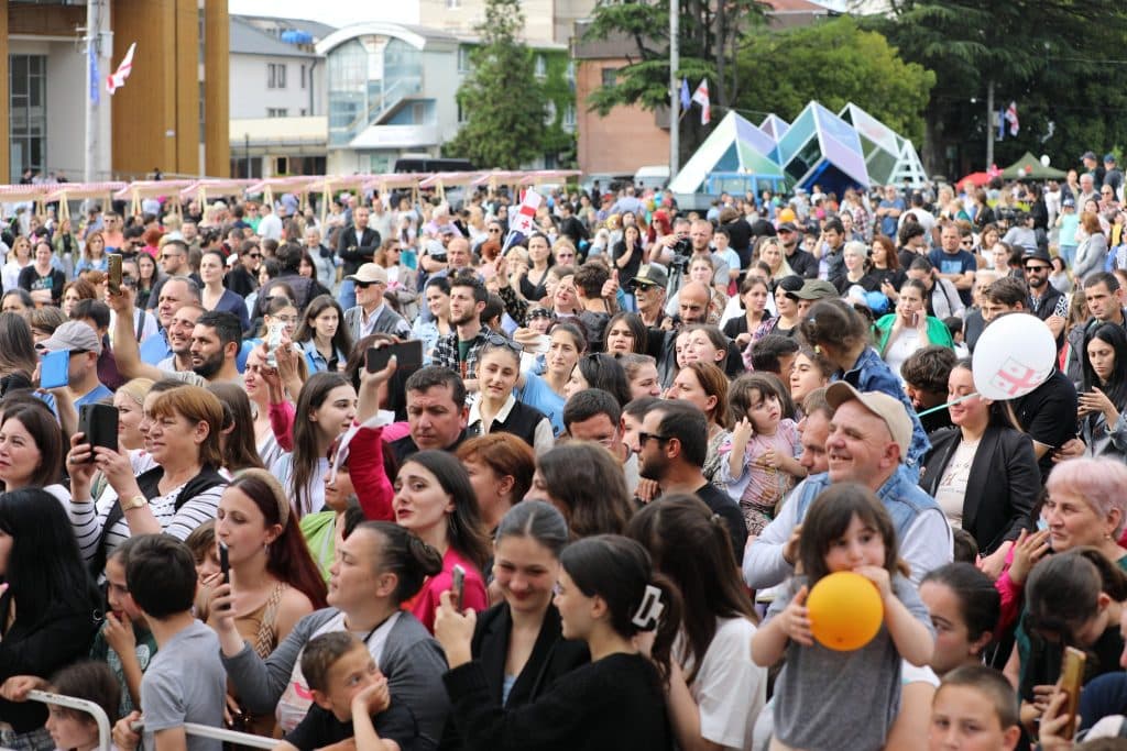 დამოუკიდებლობის დღის აღნიშვნა ზუგდიდში გალა კონცერტით დასრულდა - image 3