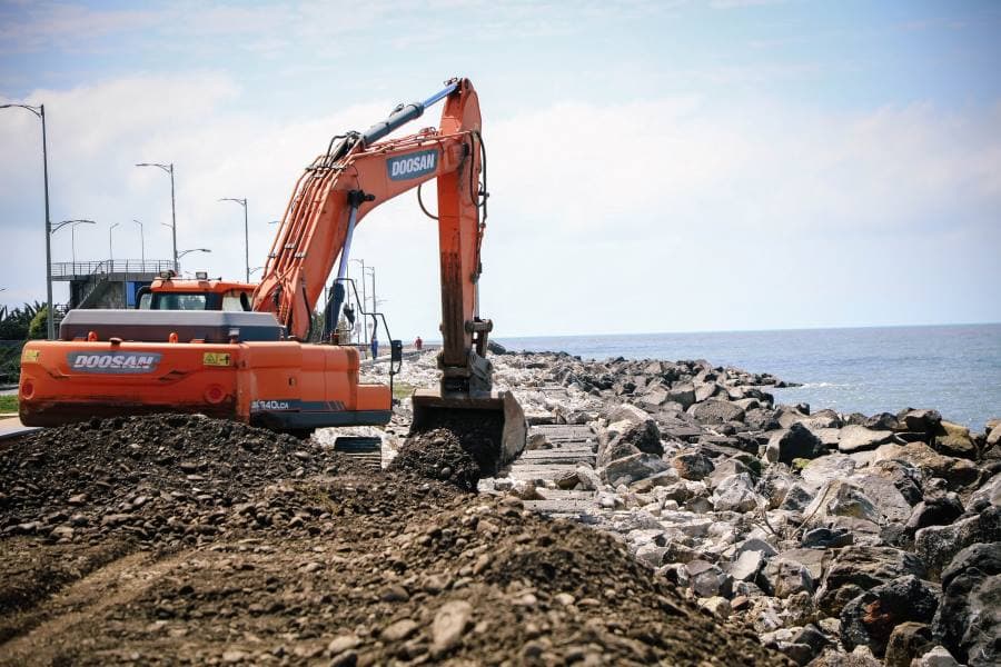 ფოთში კუნძულის უბანში ნაპირდაცვითი სამუშაოები მიმდინარეობს