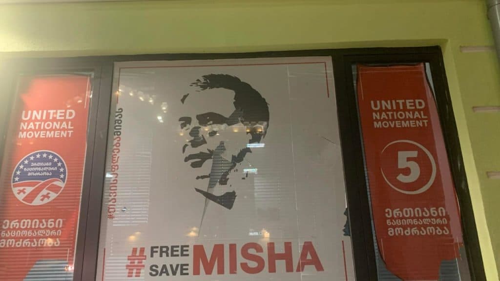 ფოთში ენმ-ს ოფისში მინა ჩაამსხვრიეს დაწყებულია გამოძიება - image 3