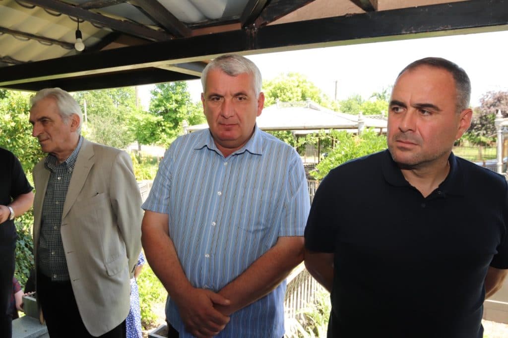 ხობის მერმა 13 ივნისს დაღუპული ინდირა და ლიზი ზარანდიების საფლავი გვირგვინით შეამკო - image 4