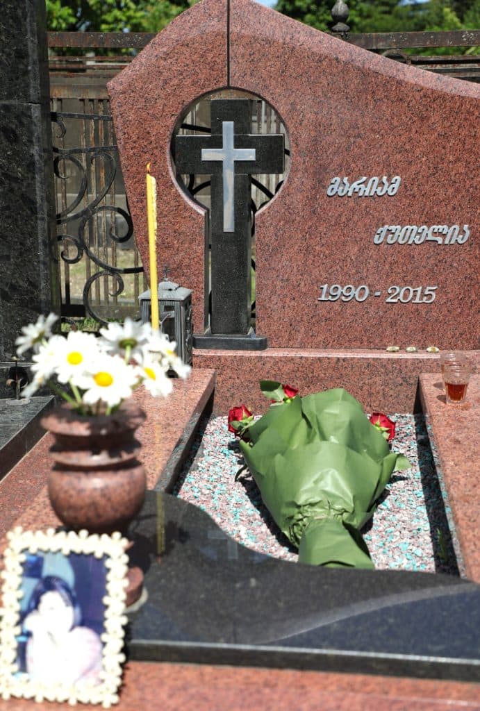 ზუგდიდის მერმა 13 ივნისს დაღუპული მარიამ ქუთელიას საფლავი გვირგვინით შეამკო - image 2