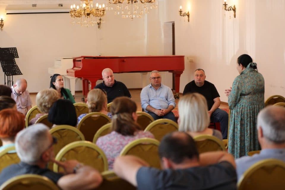 სახელწმიფო რწმუნებული კულტურის და სპორტის აიპის თანამშრომლებს შეხვდა