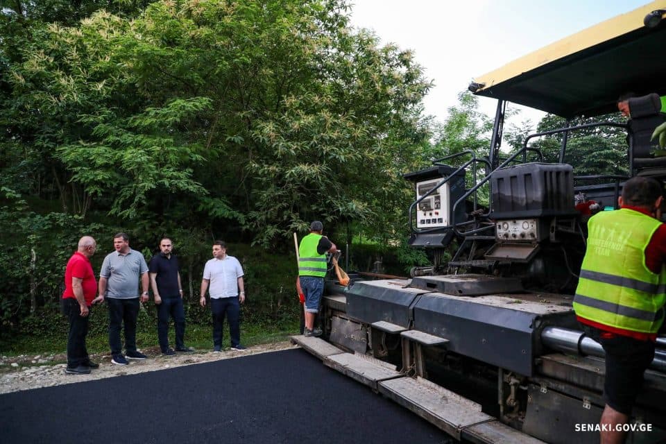 სენაკის მერი კვაუთში მიმდინარე საგზაო ინფრასტრუქტურულ სამუშაოებს გაეცნო