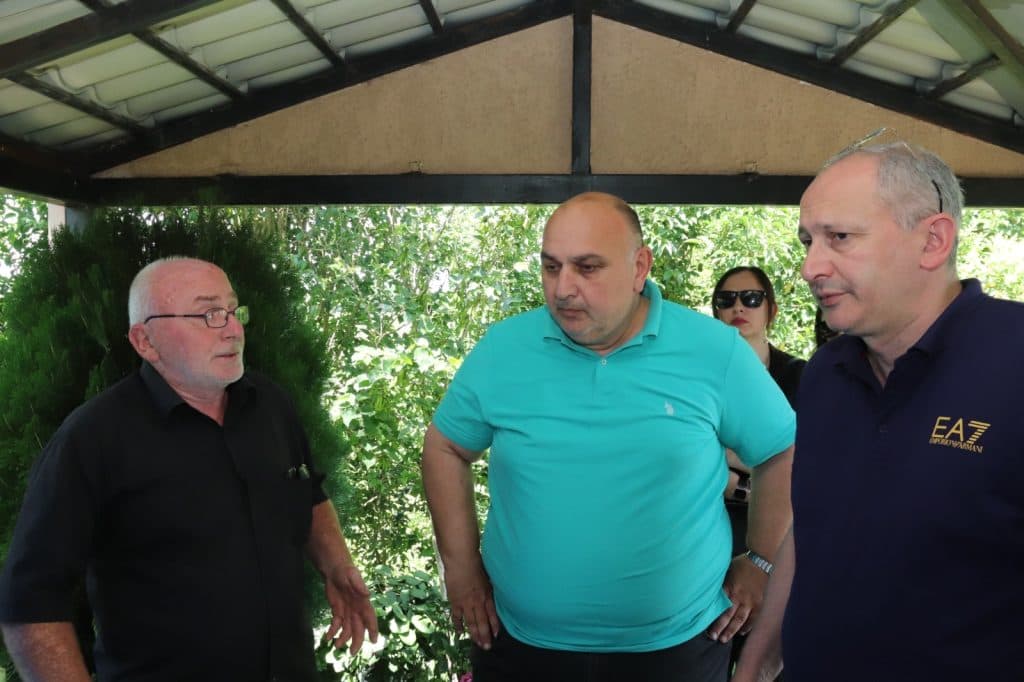 ხობის მერმა 13 ივნისს დაღუპული ინდირა და ლიზი ზარანდიების საფლავი გვირგვინით შეამკო - image 3