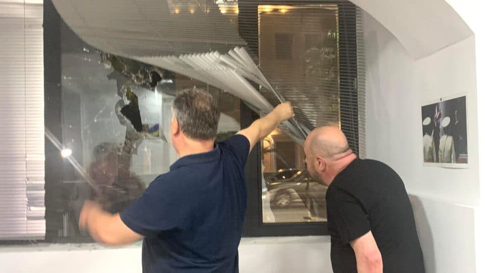 ფოთში ენმ-ს ოფისში მინა ჩაამსხვრიეს დაწყებულია გამოძიება