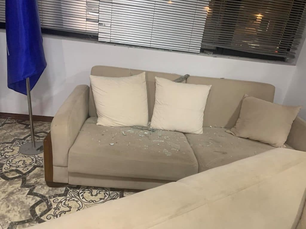 ფოთში ენმ-ს ოფისში მინა ჩაამსხვრიეს დაწყებულია გამოძიება - image 2