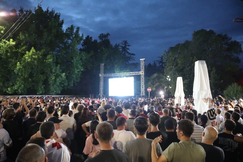საქართველოს ნაკრებს გულშემატკივრებმა მატჩს, ზუგდიდის ცენტრში სჯარო ჩვენებაზე უყურეს