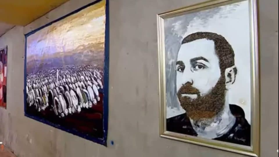 ცნობილი ზუგდიდელი მხატვრის ბექა სვირავას აზიურ სტილში შესრულებული ნამუშევრების გამოფენა გაიხსნა