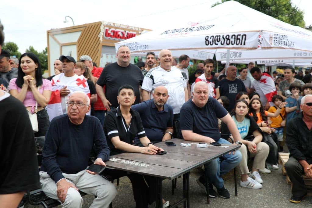 საქართველოს ნაკრებს გულშემატკივრებმა მატჩს, ზუგდიდის ცენტრში სჯარო ჩვენებაზე უყურეს - image 6