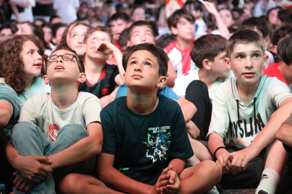 საქართველოს ნაკრებს გულშემატკივრებმა მატჩს, ზუგდიდის ცენტრში სჯარო ჩვენებაზე უყურეს - image 3