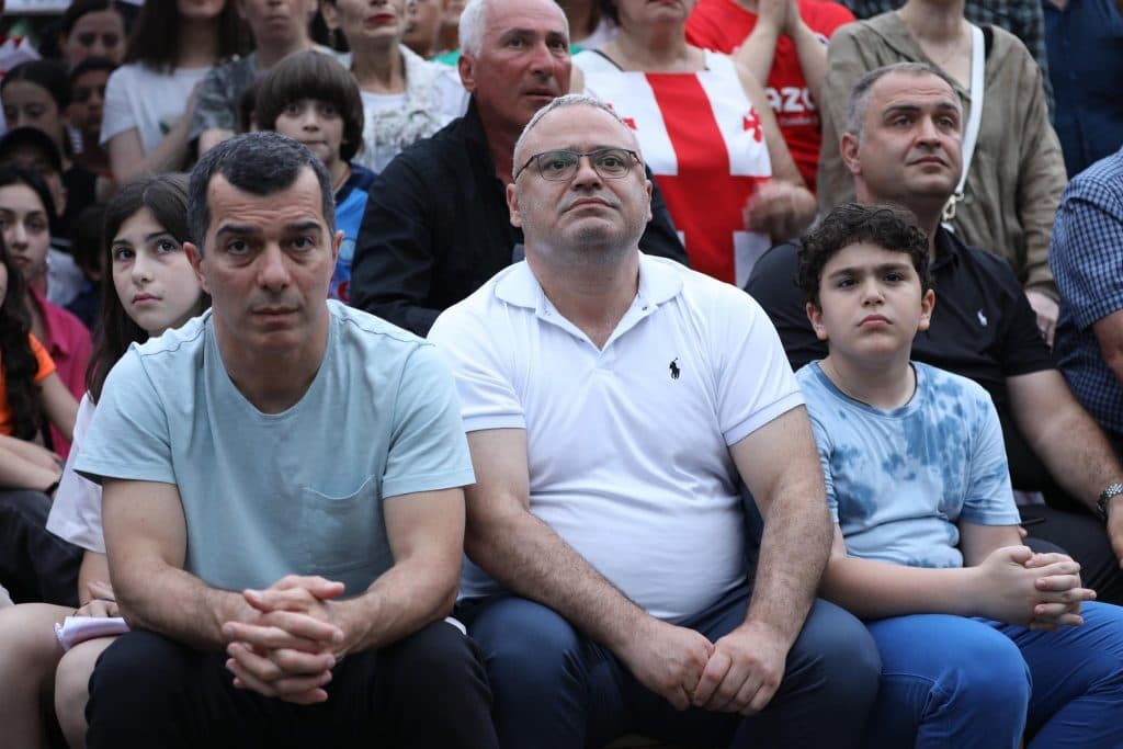 საქართველოს ნაკრებს გულშემატკივრებმა მატჩს, ზუგდიდის ცენტრში სჯარო ჩვენებაზე უყურეს - image 7