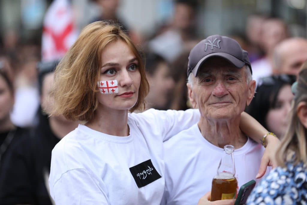 საქართველოს ნაკრებს გულშემატკივრებმა მატჩს, ზუგდიდის ცენტრში სჯარო ჩვენებაზე უყურეს - image 9