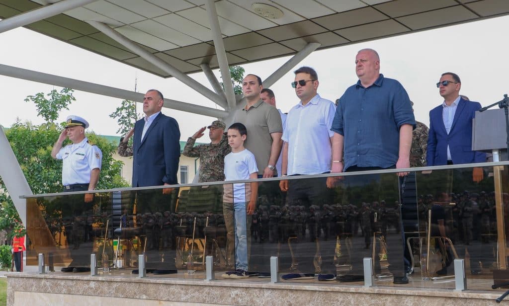 მე-2 ქვეითი ბრიგადის 32 წლის იუბილესთან დაკავშირებით, სენაკის სამხედრო ბაზის სამწყობრო მოედანზე საზეიმო ცერემონიალი გაიმართა [ფოტო] - image 4