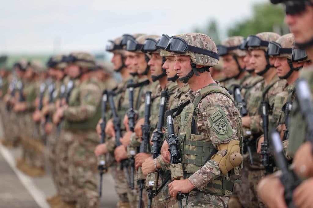 მე-2 ქვეითი ბრიგადის 32 წლის იუბილესთან დაკავშირებით, სენაკის სამხედრო ბაზის სამწყობრო მოედანზე საზეიმო ცერემონიალი გაიმართა [ფოტო] - image 5