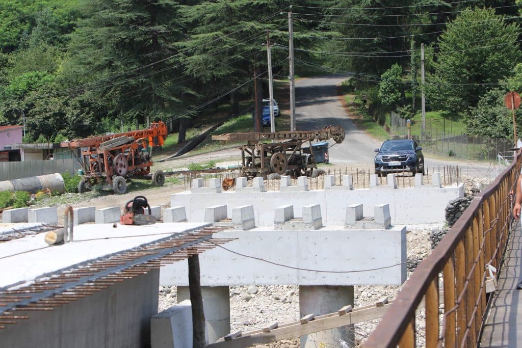 ქალაქ ჩხოროწყუში, საავტომობილო ხიდის მშენებლობა მიმდინარეობს - image 2