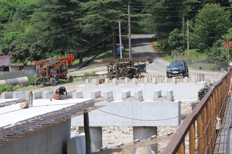 ქალაქ ჩხოროწყუში, საავტომობილო ხიდის მშენებლობა მიმდინარეობს