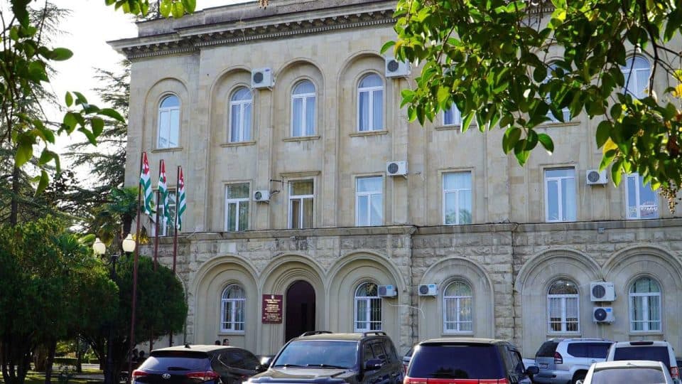 აფხაზეთში აპარტამენტების შესახებ „კანონი“ ე.წ. პარლამენტმა უკან გაიწვია