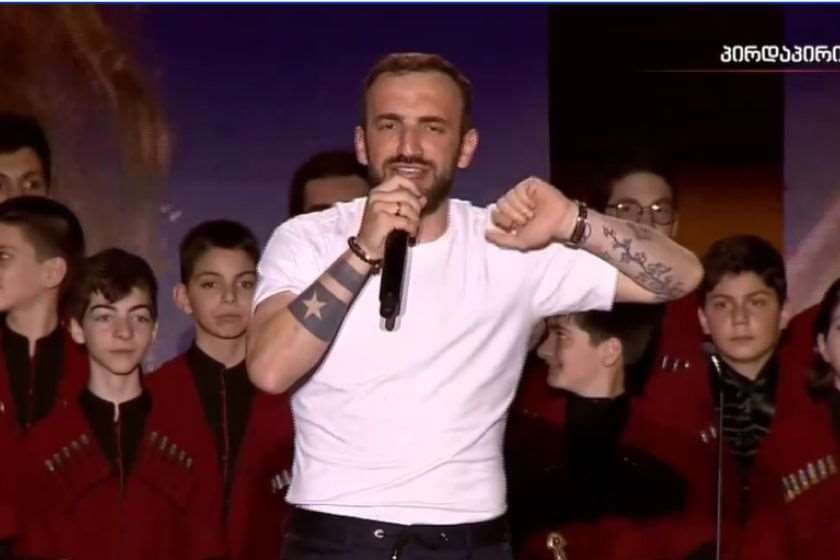 ნიკა კვეკვესკირი ეროვნული ნაკრების დახვედრის ცერემონიალის თანაწამყვანი იყო