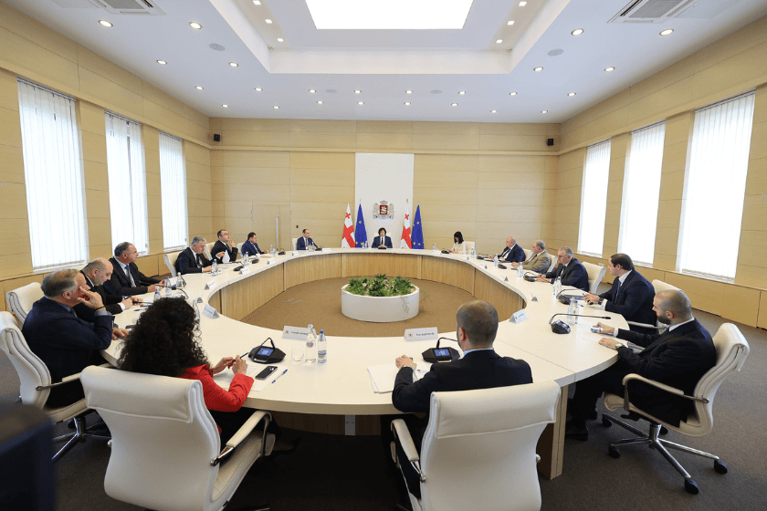 მთავრობამ შეიმუშავა პროგრამა, რომელიც 3 ათასზე მეტ კურსდამთავრებულს საჯარო სამსახურში ანაზღაურებადი სტაჟირების გავლის შესაძლებლობას მისცემს