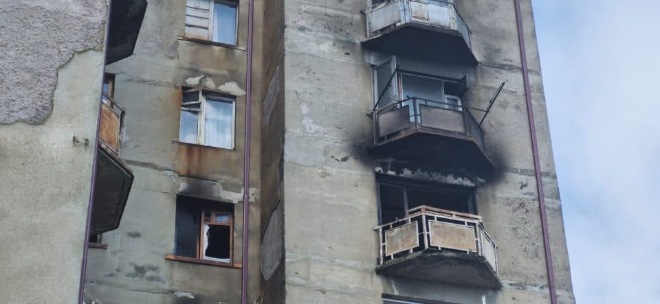 ხანძრის შედეგად გარდაცვლილი ორი მცირეწლოვნის დედა პოლიციამ დაკითხა