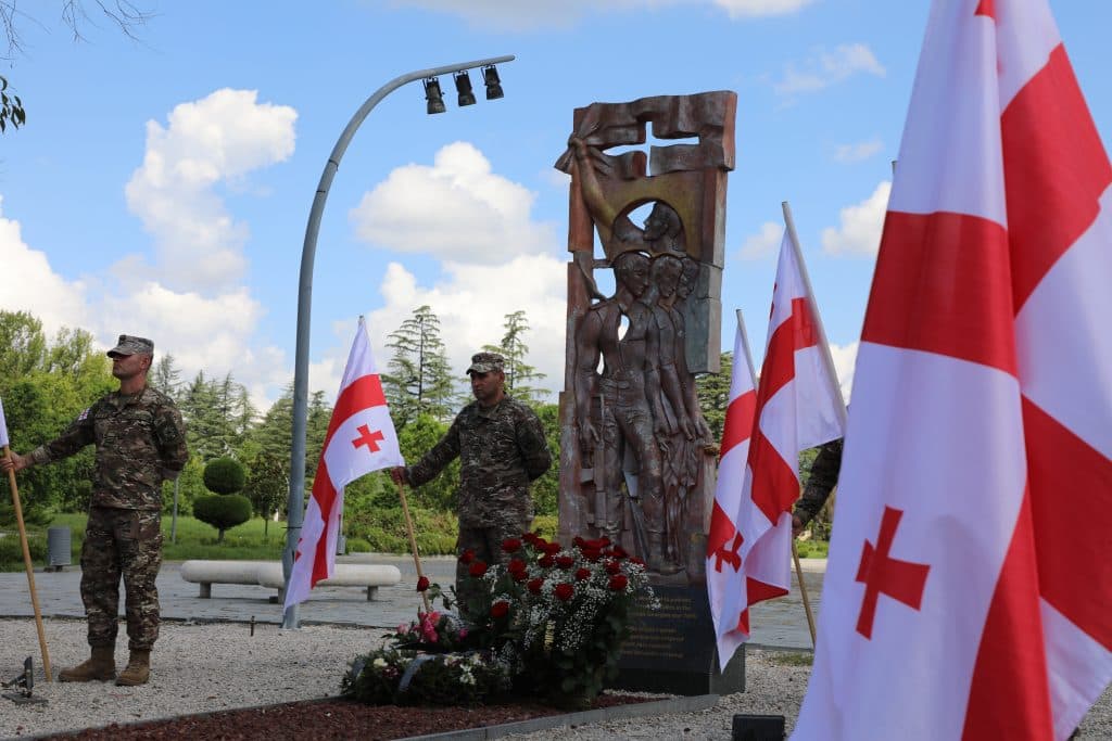 ზუგდიდში აგვისტოს ომში დაღუპულთა მემორიალი ხელისუფლების წარმომადგენლებმა გვირგვინით შეამკეს - image 2