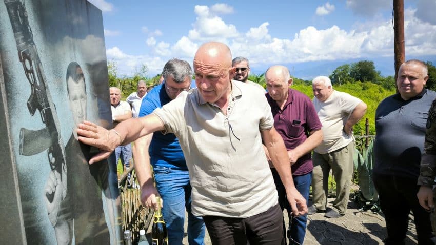 ჩხოროწყუში აგვისტოს ომში დაღუპული კობა წურწუმია გაიხსენეს