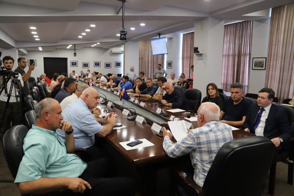 ზუგდიდის საკრებულოს თავმჯდომარის გადაყენების საკითხს დეპუტატთა უმრავლესობამ მხარი არ დაუჭირა