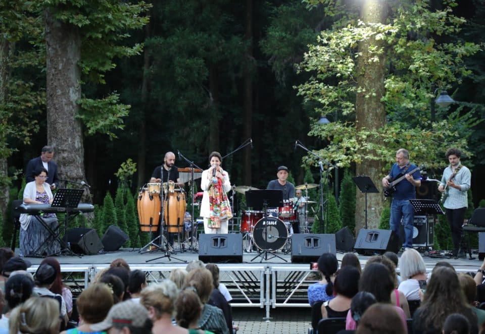 ბოტანიკურ ბაღში ნეკა სებისკვერაძისა და დათო ნოზაძის დუეტის კონცერტი გაიმართა