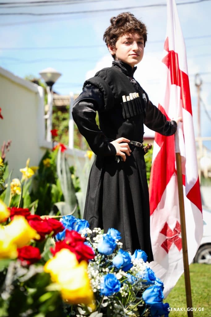 სენაკში აგვისტოს ომში დაღუპულთა მემორიალი ხელისუფლების წარმომადგენლებმა გვირგვინით შეამკეს - image 5